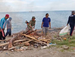 Peduli Kebersihan Pesisir, Kodim 1404/Pinrang Bersama Warga Bersihkan Pantai Lowita