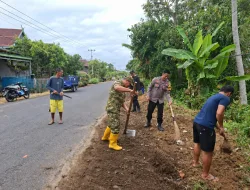 Peduli Lingkungan, Babinsa Desa Patobong Bersama Warga Gotong Royong Bersihkan Pinggir Jalan Poros Langnga