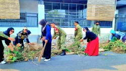 JUMAT BERSIH, KORAMIL 1405-01/UJUNG BERSAMA WARGA GEBER KERJA BAKTI, WUJUDKAN LINGKUNGAN BERSIH DAN BEBAS BANJIR