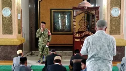 DEKATKAN DIRI DENGAN WARGA, BABINSA MANGEMPANG SOSIALISASIKAN PENERIMAAN PRAJURIT TNI AD USAI SHOLAT JUMAT