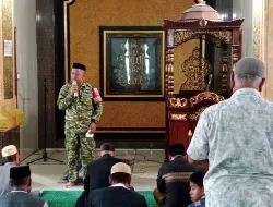 DEKATKAN DIRI DENGAN WARGA, BABINSA MANGEMPANG SOSIALISASIKAN PENERIMAAN PRAJURIT TNI AD USAI SHOLAT JUMAT