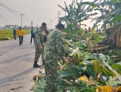 Sinergi TNI-Polri dan Pemerintah, Bersama Masyarakat Gelar Kerja Bakti di Sempadan Sungai Langnga
