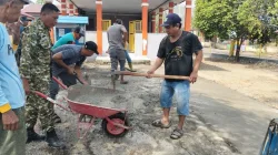 GOTONG ROYONG PERKUAT AKSES WARGA, BABINSA DESA TOMPO DAN MASYARAKAT PERBAIKI JALAN HALAMAN KANTOR DUSUN