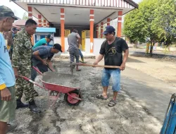 GOTONG ROYONG PERKUAT AKSES WARGA, BABINSA DESA TOMPO DAN MASYARAKAT PERBAIKI JALAN HALAMAN KANTOR DUSUN